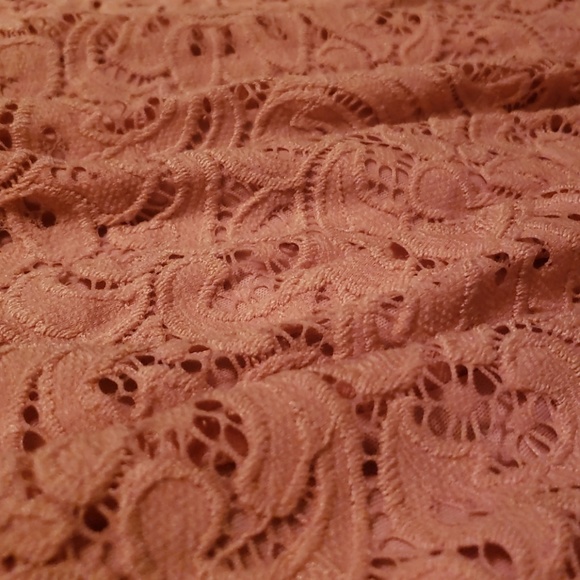 Pink lace skirt - Picture 2 of 3